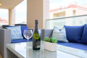 Nápoje v ubytovaní Beachfront Luxury Complex 2BD Sunset Apartment