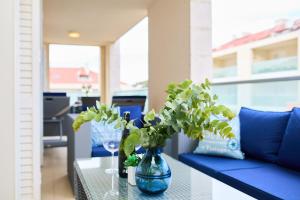 Posedenie v ubytovaní Beachfront Luxury Complex 2BD Sunset Apartment