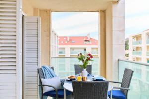 Balkón alebo terasa v ubytovaní Beachfront Luxury Complex 2BD Sunset Apartment