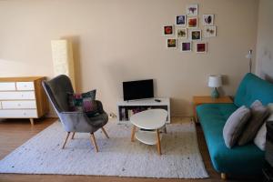 - un salon avec un canapé, deux chaises et une table dans l'établissement Ferienwohnung am Waldrand, Hitzacker, à Hitzacker
