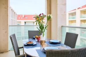 Balkón alebo terasa v ubytovaní Beachfront Luxury Complex 2BD Sunset Apartment