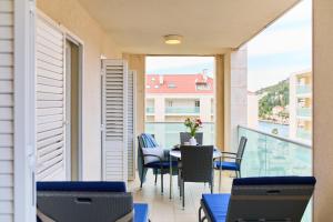 Bazén v ubytovaní Beachfront Luxury Complex 2BD Sunset Apartment alebo v jeho blízkosti