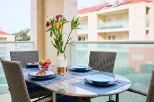 Bazén v ubytovaní Beachfront Luxury Complex 2BD Sunset Apartment alebo v jeho blízkosti