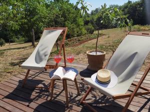 2 sillas y copas de vino en el patio en Apartment Luce, en Pićan