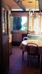cocina con mesa, sillas y ventana en Maison alsacienne, en Eschau