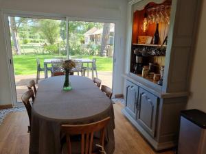 un comedor con una mesa con sillas y una ventana en proche chateaux et zoo de beauval: gîte de sologne en Pruniers