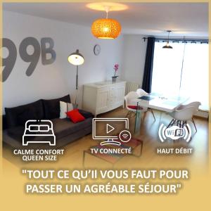 - un salon avec un canapé et une table dans l'établissement le 99B Modern apartment queen size bed connected TV, à Hallennes-lès-Haubourdin