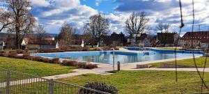 ein großes Schwimmbad in der Mitte eines Parks in der Unterkunft FeWo Hafner "Zuhause mit Ausblick" in Schnaittach