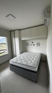 a bedroom with a bed in a room with a window at Resort Villa das águas praia do saco in Estância