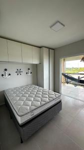 1 cama grande en una habitación con en Resort Villa das águas praia do saco, en Estância