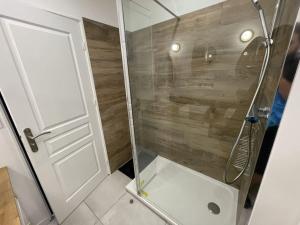 Zdjęcie z galerii obiektu BLUE IRO, lumineux, 4 chambres, balcon, 105m2 w mieście Saint-Étienne