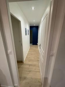 Zdjęcie z galerii obiektu BLUE IRO, lumineux, 4 chambres, balcon, 105m2 w mieście Saint-Étienne