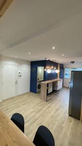 Zdjęcie z galerii obiektu BLUE IRO, lumineux, 4 chambres, balcon, 105m2 w mieście Saint-Étienne
