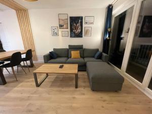 Zdjęcie z galerii obiektu BLUE IRO, lumineux, 4 chambres, balcon, 105m2 w mieście Saint-Étienne