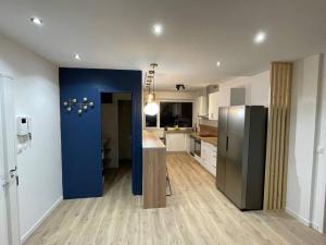 Zdjęcie z galerii obiektu BLUE IRO, lumineux, 4 chambres, balcon, 105m2 w mieście Saint-Étienne