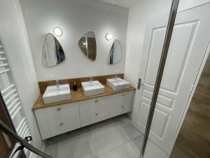 Zdjęcie z galerii obiektu BLUE IRO, lumineux, 4 chambres, balcon, 105m2 w mieście Saint-Étienne