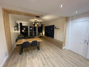 Zdjęcie z galerii obiektu BLUE IRO, lumineux, 4 chambres, balcon, 105m2 w mieście Saint-Étienne