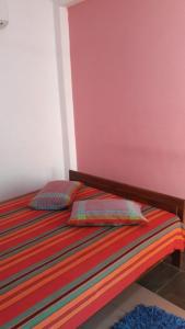 ein Schlafzimmer mit einem Bett mit einer roten Wand in der Unterkunft Hotel Mount in Kurunegala