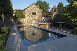 Premosello Chiovenda的住宿－VILLA CHIOVENDA Residenza d'Epoca，大楼前带游泳池的房子