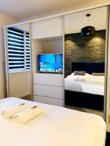 Posteľ alebo postele v izbe v ubytovaní Galaxy Apartments