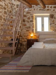 Postel nebo postele na pokoji v ubytování Messinian Stone House