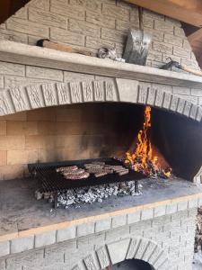 Gril dostupný pro hosty v apartmánu