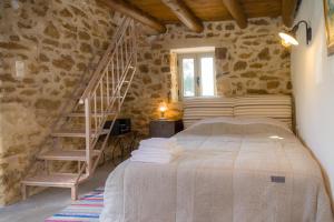 Postel nebo postele na pokoji v ubytování Messinian Stone House