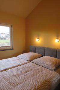 two beds sitting next to each other in a bedroom at Weserberglandalm in Ottenstein