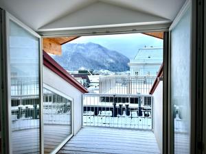 einen Balkon mit Bergblick in der Unterkunft Gmunden Skyline in Gmunden