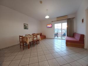 sala de estar con mesa y sofá en Babis Apartments, en Plataniás