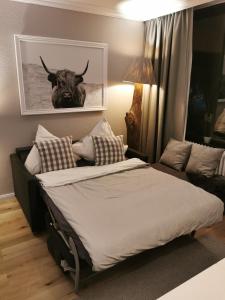 Postel nebo postele na pokoji v ubytování Hahnenklee mit Seeblick im Harz
