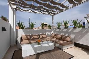 un patio avec un canapé et une table dans l'établissement Riad 5 Chambres & Piscine & Breakfast - Marrakech, à Marrakech