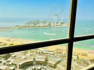 Blick auf den Strand aus dem Fenster eines Hotels in der Unterkunft Luxury Casa - Indigo Sea View Apartment JBR Beach 2BR in Dubai