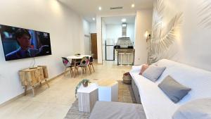 TV a/nebo společenská místnost v ubytování BEACH VALENCIA LUXURY B40-7 Apartament on Beach