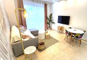 TV a/nebo společenská místnost v ubytování BEACH VALENCIA LUXURY B40-7 Apartament on Beach