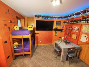 Televízia a/alebo spoločenská miestnosť v ubytovaní Casa Vacanza Relax&Barbecue Sondrio