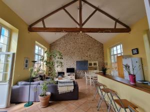 Χώρος καθιστικού στο LA RECREATION _ Ancienne école de 1850 rénovée en maison d'hôtes