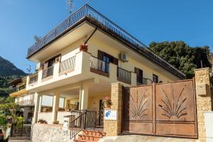 a house with a gate in front of it at Amaltea in San Severino