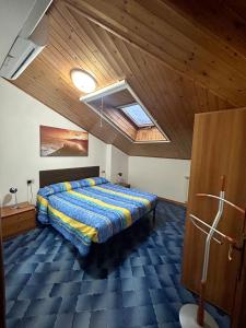 1 dormitorio con cama y techo de madera en La Moretta, en Levanto