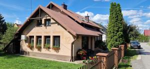 mały domek z kwiatami w oknie w obiekcie Apartament gościnny w Niepołomicach