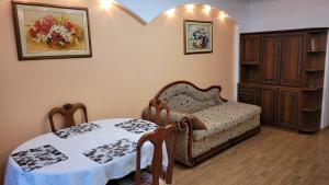 Cette chambre comprend une table, une chaise et une table. dans l'établissement Апартаменти на Проспекті., à Khmelnytsky