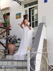 Una novia parada en las escaleras de una casa en Holidays Perla d'Amalfi, en Amalfi