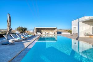 Piscina de la sau aproape de Grand Villa Rêve Naousa Paros