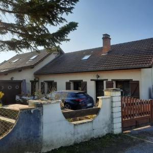 DamparisChez daniel的一栋房子前面停着一辆车