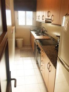 a small kitchen with a sink and a window at MODERNO APARTAMENTO EN EL CENTRO in Vilanova i la Geltrú
