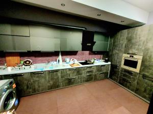 een keuken met een wastafel en een fornuis bij Museum Hostel in Tbilisi City
