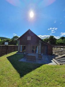 a house with a bench in a yard at Yr Hen Efail in Llanfihangel-yng-Ngwynfa