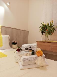 una camera con un letto e asciugamani di Arcobaleno Rooms Venezia-Mestre a Mestre