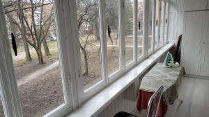 - une rangée de fenêtres dans une chambre avec une table dans l'établissement Апартаменти на Проспекті., à Khmelnytsky