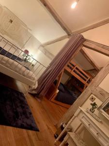 einen Blick über ein Zimmer mit Etagenbett in der Unterkunft Yr Hen Efail in Llanfihangel-yng-Ngwynfa